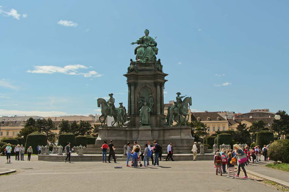 Из Будапешта в Вену - памятник Марии Терезии