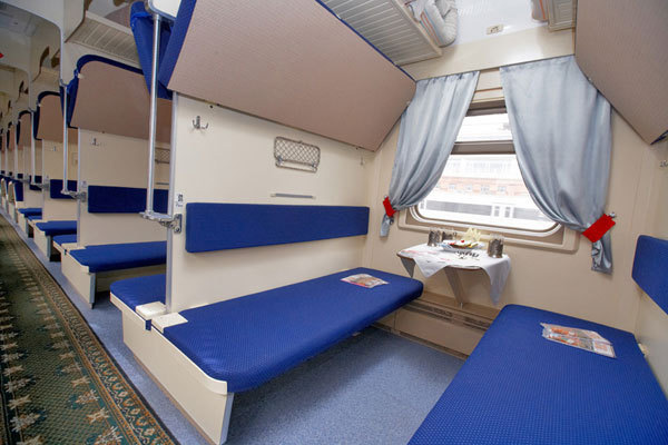 В фирменном поезде даже плацкартные вагоны уютные