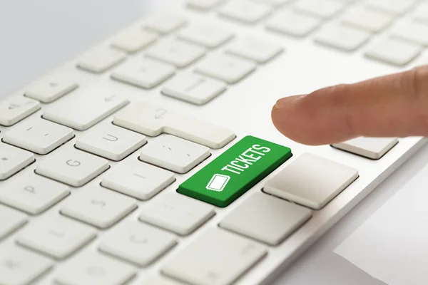 Нажав кнопку зеленый клавиатуры палец — стоковое фото