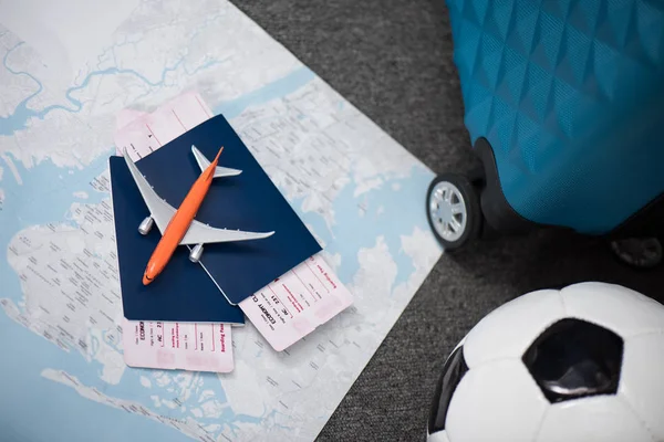 Авиабилеты с игрушка самолет — стоковое фото