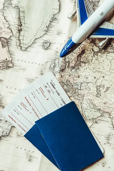Вид Сверху Паспортов Билетами Игрушка Плоскости Карте — стоковое фото
